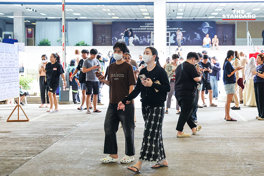 ประชาชนจำนวนมากโดยเฉพาะวัยรุ่นต่อแถวรอลงประชามตินอกเขตเลือกตั้งที่ย่านอารีย์อย่างคึกคัก 5