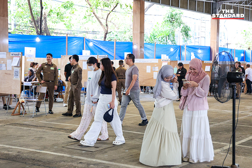 ประชาชนจำนวนมากโดยเฉพาะวัยรุ่นต่อแถวรอลงประชามตินอกเขตเลือกตั้งที่ย่านอารีย์อย่างคึกคัก 8