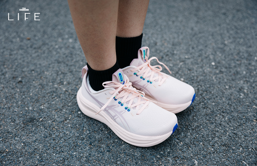 ภาพรองเท้าวิ่ง ASICS Gel-Nimbus 28 ที่แสดงให้เห็นการออกแบบที่เพรียวบางและจุดเด่นด้านความนุ่มสบาย 2