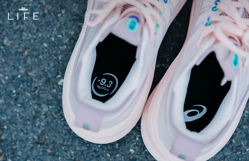 ภาพรองเท้าวิ่ง ASICS Gel-Nimbus 28 ที่แสดงให้เห็นการออกแบบที่เพรียวบางและจุดเด่นด้านความนุ่มสบาย 3