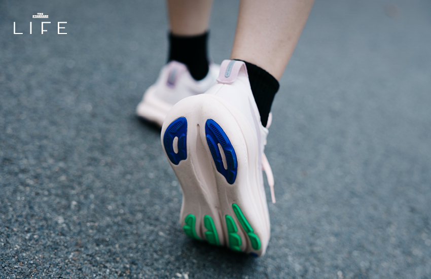 ภาพรองเท้าวิ่ง ASICS Gel-Nimbus 28 ที่แสดงให้เห็นการออกแบบที่เพรียวบางและจุดเด่นด้านความนุ่มสบาย 4