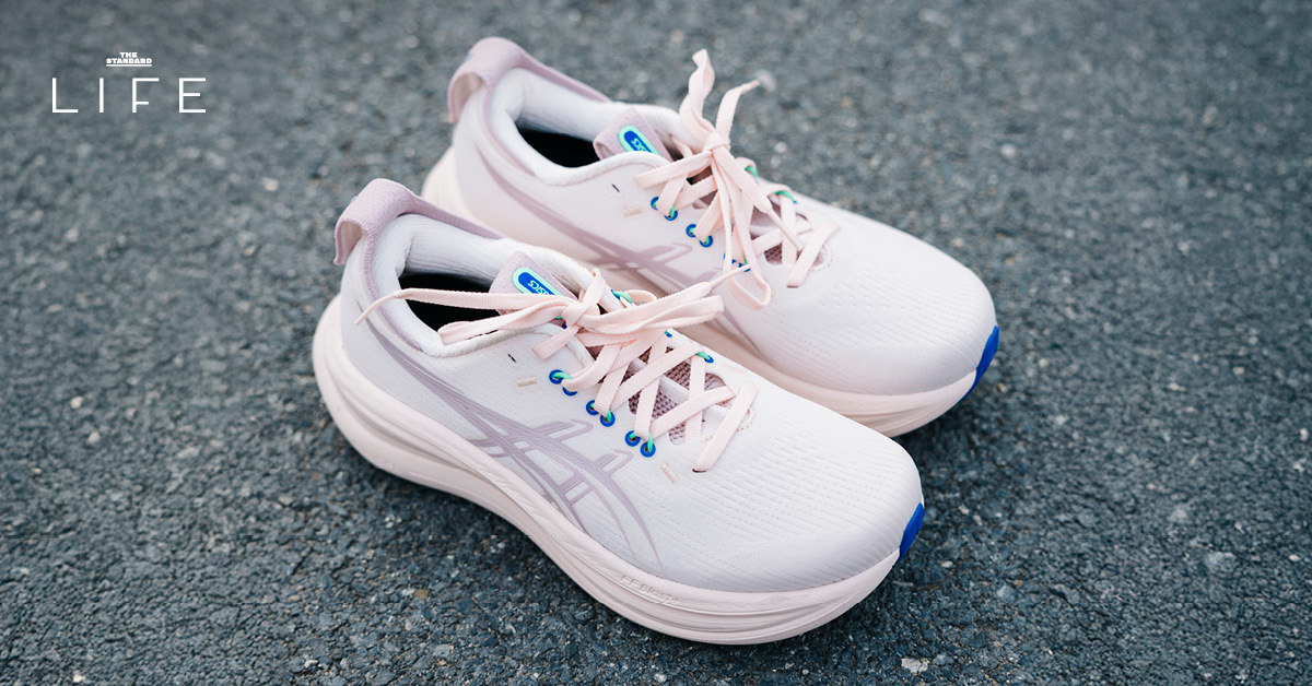 ภาพรองเท้าวิ่ง ASICS Gel-Nimbus 28 ที่แสดงให้เห็นการออกแบบที่เพรียวบางและจุดเด่นด้านความนุ่มสบาย