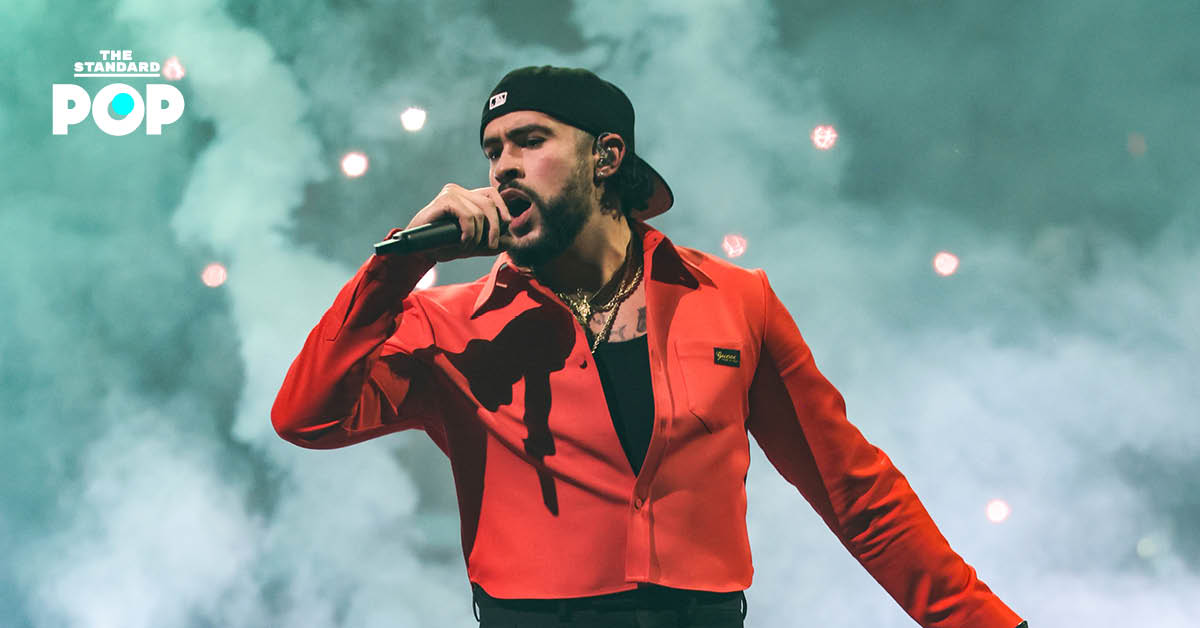 Bad Bunny ศิลปินชื่อดังกำลังแสดงคอนเสิร์ตบนเวที