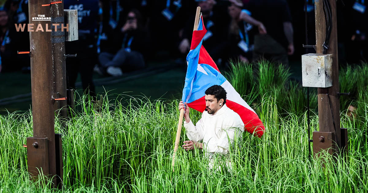 Bad Bunny กำลังแสดงบนเวที แสดงถึงรากเหง้าและวัฒนธรรมของปวยร์โตริโก