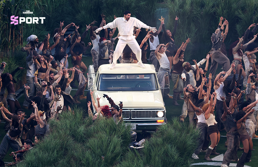 แบด บันนี่ ในชุดขาวแสดง Halftime Show ท่ามกลางฉากไร่อ้อยจำลองและ La Casita ที่สะท้อนชีวิตชาวเปอโตริโกใน Super Bowl 1