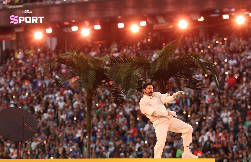 แบด บันนี่ ในชุดขาวแสดง Halftime Show ท่ามกลางฉากไร่อ้อยจำลองและ La Casita ที่สะท้อนชีวิตชาวเปอโตริโกใน Super Bowl 2