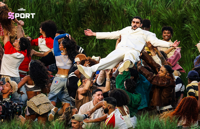 แบด บันนี่ ในชุดขาวแสดง Halftime Show ท่ามกลางฉากไร่อ้อยจำลองและ La Casita ที่สะท้อนชีวิตชาวเปอโตริโกใน Super Bowl 3