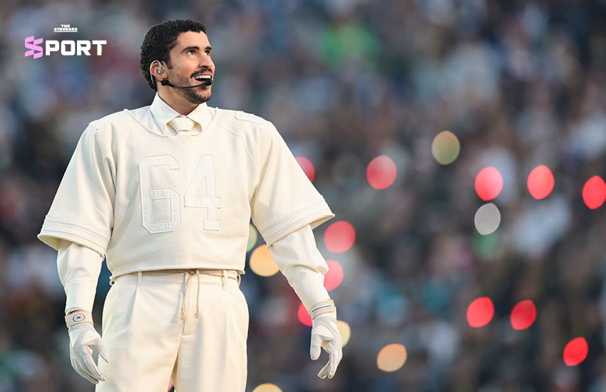 แบด บันนี่ ในชุดขาวแสดง Halftime Show ท่ามกลางฉากไร่อ้อยจำลองและ La Casita ที่สะท้อนชีวิตชาวเปอโตริโกใน Super Bowl 4