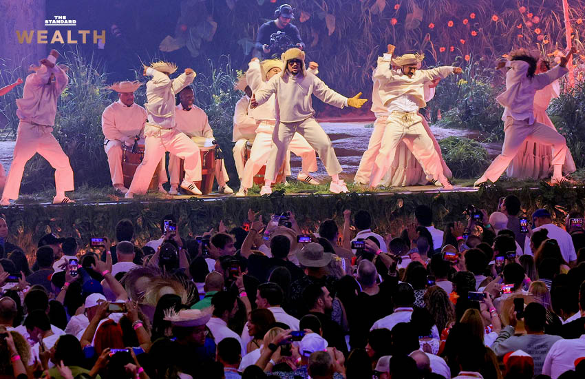 Bad Bunny ขึ้นแสดงบนเวทีในคืนแรกของทัวร์ "No Me Quiero Ir De Aqui" Residencia En El Choli 