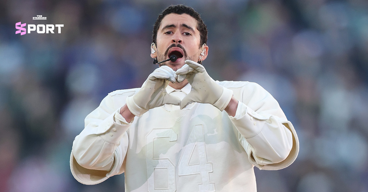 แบด บันนี่ ในชุดขาวแสดง Halftime Show ท่ามกลางฉากไร่อ้อยจำลองและ La Casita ที่สะท้อนชีวิตชาวเปอโตริโกใน Super Bowl