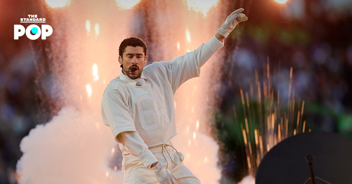 Bad Bunny ในชุดสีขาวครีมจาก Zara ขึ้นแสดง Super Bowl Halftime Show 2026