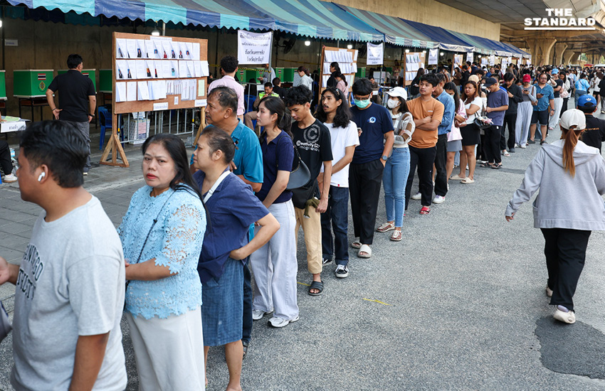 บรรยากาศการเลือกตั้งล่วงหน้าใต้สะพานพระราม 8 เขตบางพลัด มีประชาชนแห่มาใช้สิทธิอย่างเนืองแน่นแม้แดดร้อน 10
