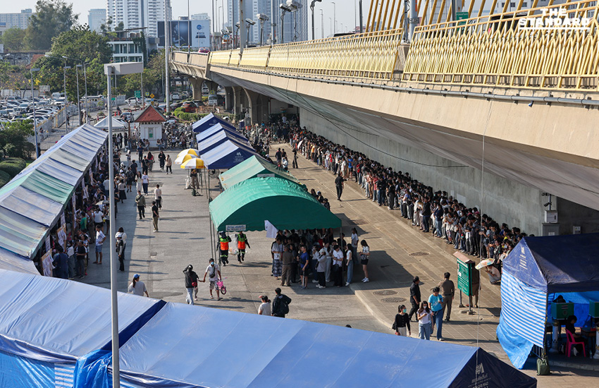 บรรยากาศการเลือกตั้งล่วงหน้าใต้สะพานพระราม 8 เขตบางพลัด มีประชาชนแห่มาใช้สิทธิอย่างเนืองแน่นแม้แดดร้อน 12