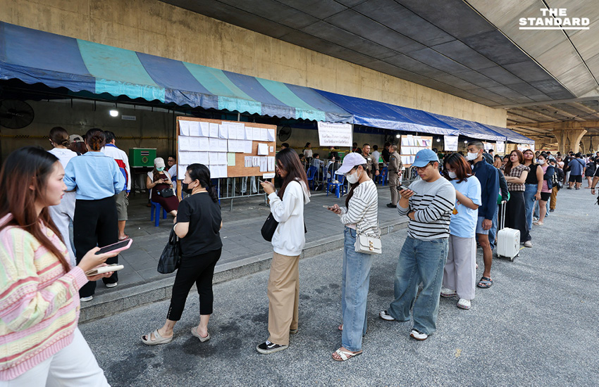 บรรยากาศการเลือกตั้งล่วงหน้าใต้สะพานพระราม 8 เขตบางพลัด มีประชาชนแห่มาใช้สิทธิอย่างเนืองแน่นแม้แดดร้อน 13