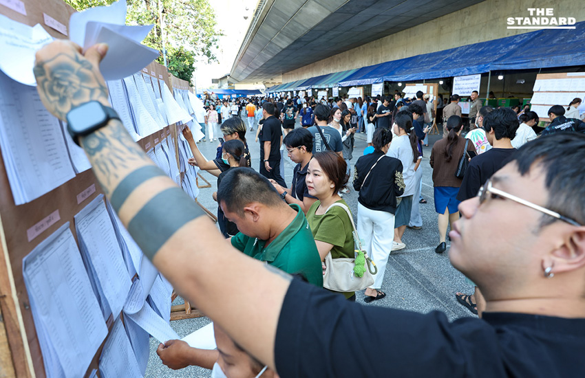 บรรยากาศการเลือกตั้งล่วงหน้าใต้สะพานพระราม 8 เขตบางพลัด มีประชาชนแห่มาใช้สิทธิอย่างเนืองแน่นแม้แดดร้อน 14