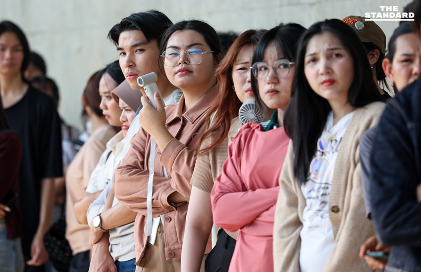 บรรยากาศการเลือกตั้งล่วงหน้าใต้สะพานพระราม 8 เขตบางพลัด มีประชาชนแห่มาใช้สิทธิอย่างเนืองแน่นแม้แดดร้อน 2