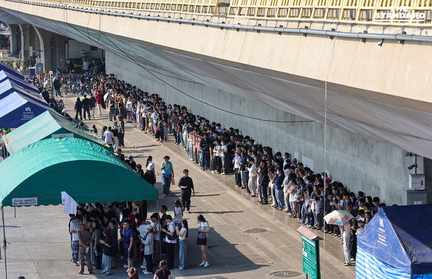 บรรยากาศการเลือกตั้งล่วงหน้าใต้สะพานพระราม 8 เขตบางพลัด มีประชาชนแห่มาใช้สิทธิอย่างเนืองแน่นแม้แดดร้อน 3