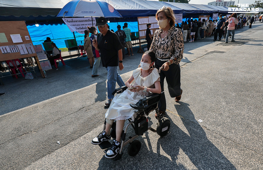 บรรยากาศการเลือกตั้งล่วงหน้าใต้สะพานพระราม 8 เขตบางพลัด มีประชาชนแห่มาใช้สิทธิอย่างเนืองแน่นแม้แดดร้อน 5