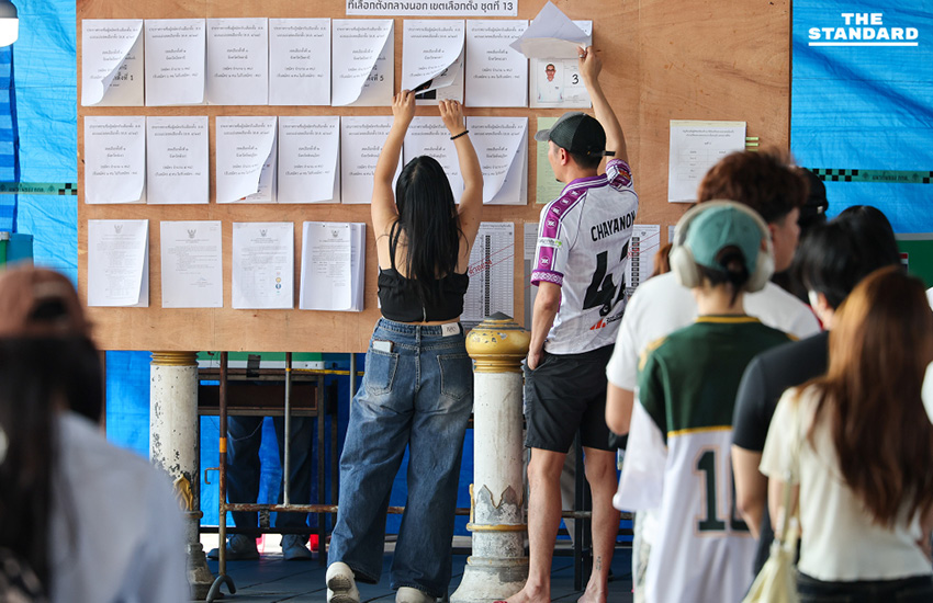 บรรยากาศการเลือกตั้งล่วงหน้าใต้สะพานพระราม 8 เขตบางพลัด มีประชาชนแห่มาใช้สิทธิอย่างเนืองแน่นแม้แดดร้อน 7