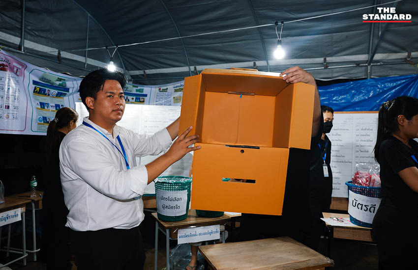 ภาพการนับคะแนนเลือกตั้งในพื้นที่เขตดินแดง กรุงเทพมหานคร ท่ามกลางกองเชียร์และประชาชนผู้มาสังเกตการณ์ 1