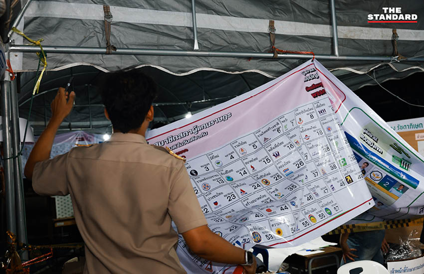 ภาพการนับคะแนนเลือกตั้งในพื้นที่เขตดินแดง กรุงเทพมหานคร ท่ามกลางกองเชียร์และประชาชนผู้มาสังเกตการณ์ 10