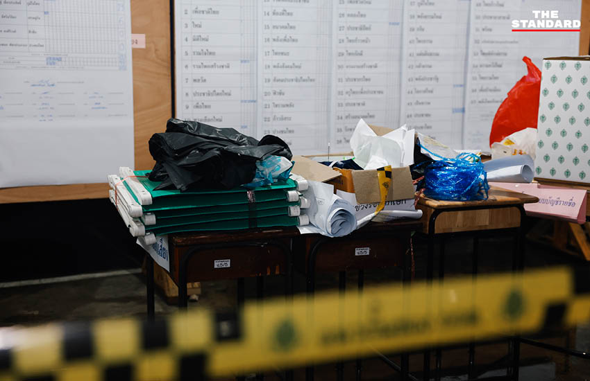 ภาพการนับคะแนนเลือกตั้งในพื้นที่เขตดินแดง กรุงเทพมหานคร ท่ามกลางกองเชียร์และประชาชนผู้มาสังเกตการณ์ 11
