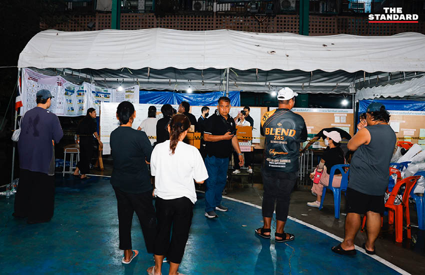 ภาพการนับคะแนนเลือกตั้งในพื้นที่เขตดินแดง กรุงเทพมหานคร ท่ามกลางกองเชียร์และประชาชนผู้มาสังเกตการณ์ 12