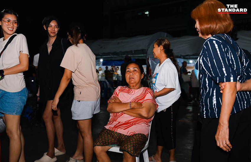 ภาพการนับคะแนนเลือกตั้งในพื้นที่เขตดินแดง กรุงเทพมหานคร ท่ามกลางกองเชียร์และประชาชนผู้มาสังเกตการณ์ 2