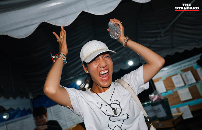 ภาพการนับคะแนนเลือกตั้งในพื้นที่เขตดินแดง กรุงเทพมหานคร ท่ามกลางกองเชียร์และประชาชนผู้มาสังเกตการณ์ 3