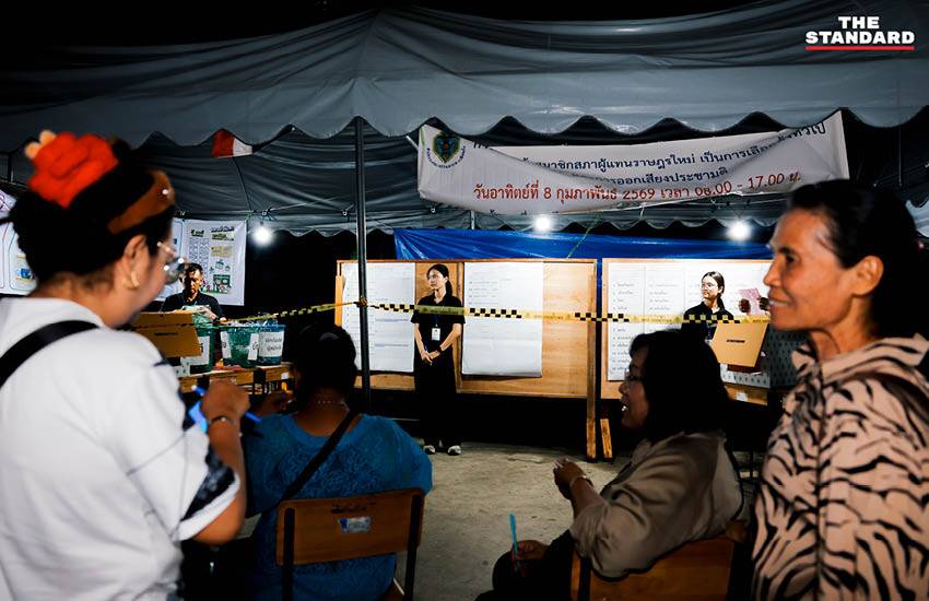 ภาพการนับคะแนนเลือกตั้งในพื้นที่เขตดินแดง กรุงเทพมหานคร ท่ามกลางกองเชียร์และประชาชนผู้มาสังเกตการณ์ 5