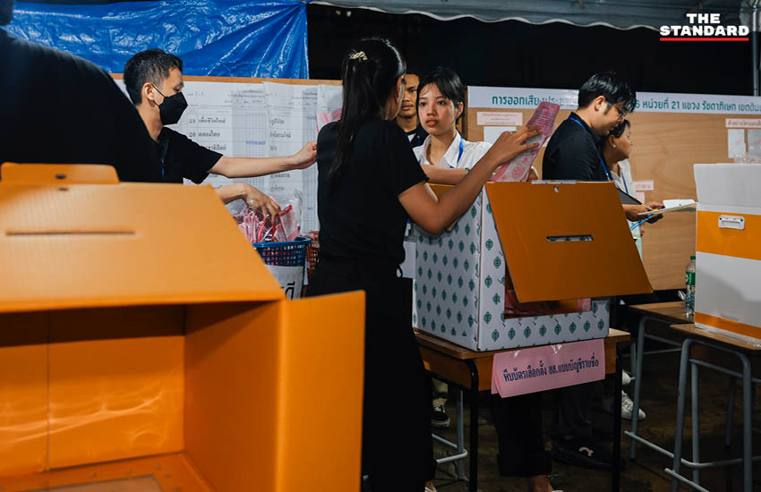 ภาพการนับคะแนนเลือกตั้งในพื้นที่เขตดินแดง กรุงเทพมหานคร ท่ามกลางกองเชียร์และประชาชนผู้มาสังเกตการณ์ 6