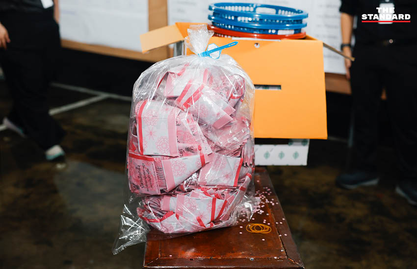 ภาพการนับคะแนนเลือกตั้งในพื้นที่เขตดินแดง กรุงเทพมหานคร ท่ามกลางกองเชียร์และประชาชนผู้มาสังเกตการณ์ 7