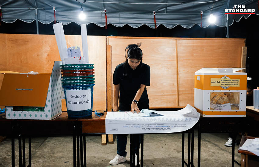 ภาพการนับคะแนนเลือกตั้งในพื้นที่เขตดินแดง กรุงเทพมหานคร ท่ามกลางกองเชียร์และประชาชนผู้มาสังเกตการณ์ 8