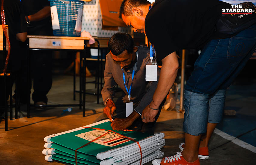 ภาพการนับคะแนนเลือกตั้งในพื้นที่เขตดินแดง กรุงเทพมหานคร ท่ามกลางกองเชียร์และประชาชนผู้มาสังเกตการณ์ 9