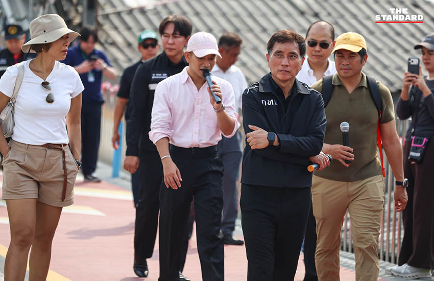 ภาพมุมสูงของสะพานเขียวที่ได้รับการปรับปรุงใหม่ เชื่อมต่อระหว่างสวนลุมพินีและสวนเบญจกิติ แสดงให้เห็นทางเดินและทางจักรยานหลากสีสัน 7