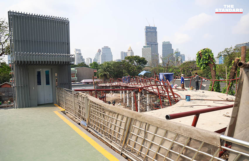 ภาพมุมสูงของสะพานเขียวที่ได้รับการปรับปรุงใหม่ เชื่อมต่อระหว่างสวนลุมพินีและสวนเบญจกิติ แสดงให้เห็นทางเดินและทางจักรยานหลากสีสัน 8