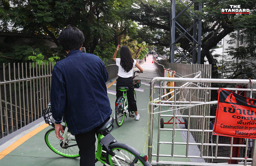 ภาพมุมสูงของสะพานเขียวที่ได้รับการปรับปรุงใหม่ เชื่อมต่อระหว่างสวนลุมพินีและสวนเบญจกิติ แสดงให้เห็นทางเดินและทางจักรยานหลากสีสัน 9