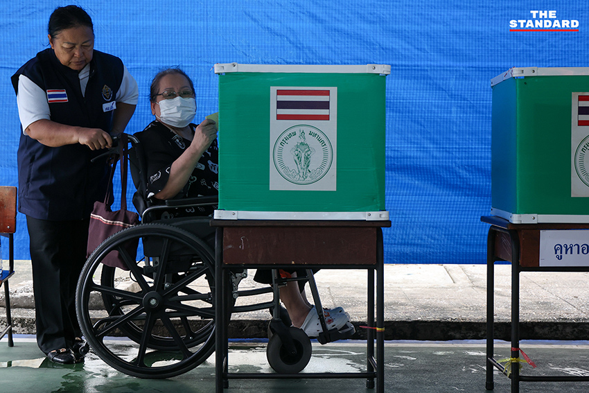 อาสาสมัครสาธารณสุขกรุงเทพมหานคร เข็นรถส่งผู้สูงอายุและกลุ่มเปราะบางเข้าคูหาเลือกตั้ง ท่ามกลางบรรยากาศฝนโปรย 1