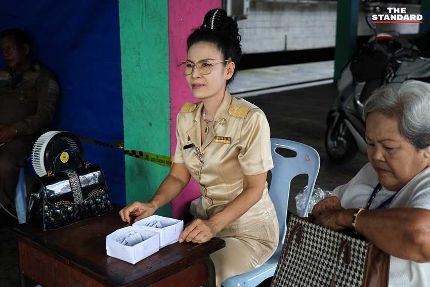 อาสาสมัครสาธารณสุขกรุงเทพมหานคร เข็นรถส่งผู้สูงอายุและกลุ่มเปราะบางเข้าคูหาเลือกตั้ง ท่ามกลางบรรยากาศฝนโปรย 11