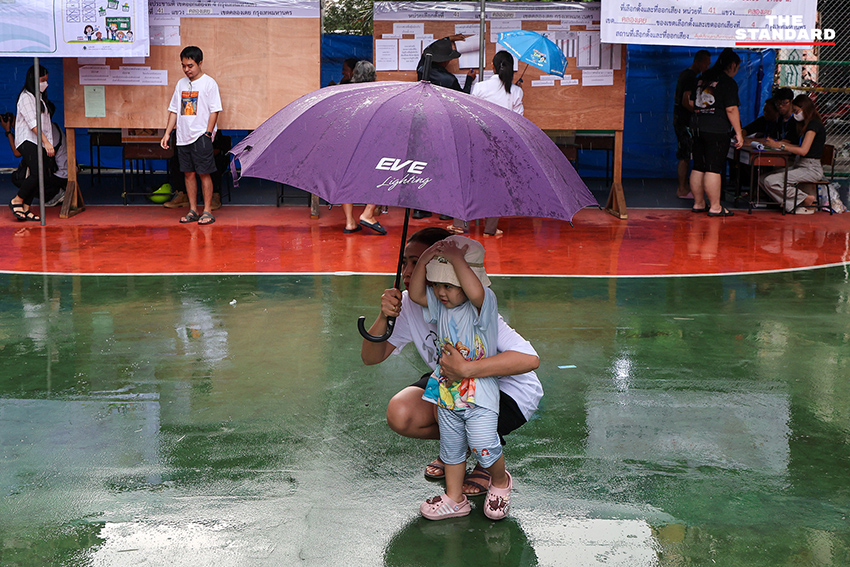 อาสาสมัครสาธารณสุขกรุงเทพมหานคร เข็นรถส่งผู้สูงอายุและกลุ่มเปราะบางเข้าคูหาเลือกตั้ง ท่ามกลางบรรยากาศฝนโปรย 13