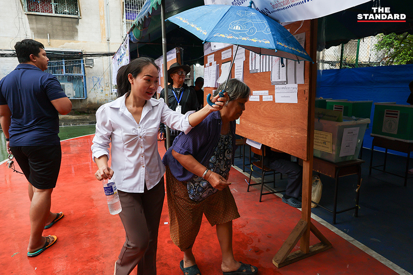 อาสาสมัครสาธารณสุขกรุงเทพมหานคร เข็นรถส่งผู้สูงอายุและกลุ่มเปราะบางเข้าคูหาเลือกตั้ง ท่ามกลางบรรยากาศฝนโปรย 2