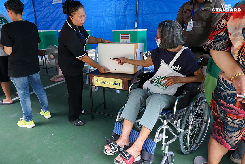 อาสาสมัครสาธารณสุขกรุงเทพมหานคร เข็นรถส่งผู้สูงอายุและกลุ่มเปราะบางเข้าคูหาเลือกตั้ง ท่ามกลางบรรยากาศฝนโปรย 3