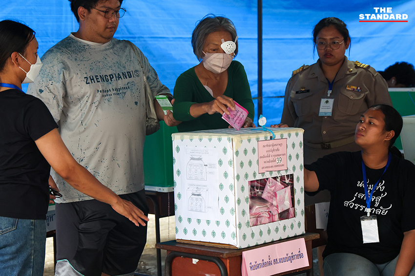 อาสาสมัครสาธารณสุขกรุงเทพมหานคร เข็นรถส่งผู้สูงอายุและกลุ่มเปราะบางเข้าคูหาเลือกตั้ง ท่ามกลางบรรยากาศฝนโปรย 5
