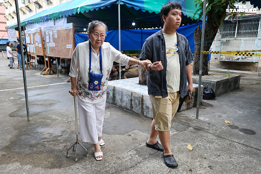 อาสาสมัครสาธารณสุขกรุงเทพมหานคร เข็นรถส่งผู้สูงอายุและกลุ่มเปราะบางเข้าคูหาเลือกตั้ง ท่ามกลางบรรยากาศฝนโปรย 7