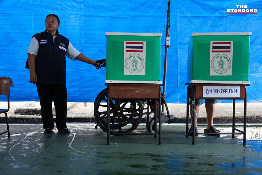 อาสาสมัครสาธารณสุขกรุงเทพมหานคร เข็นรถส่งผู้สูงอายุและกลุ่มเปราะบางเข้าคูหาเลือกตั้ง ท่ามกลางบรรยากาศฝนโปรย 9