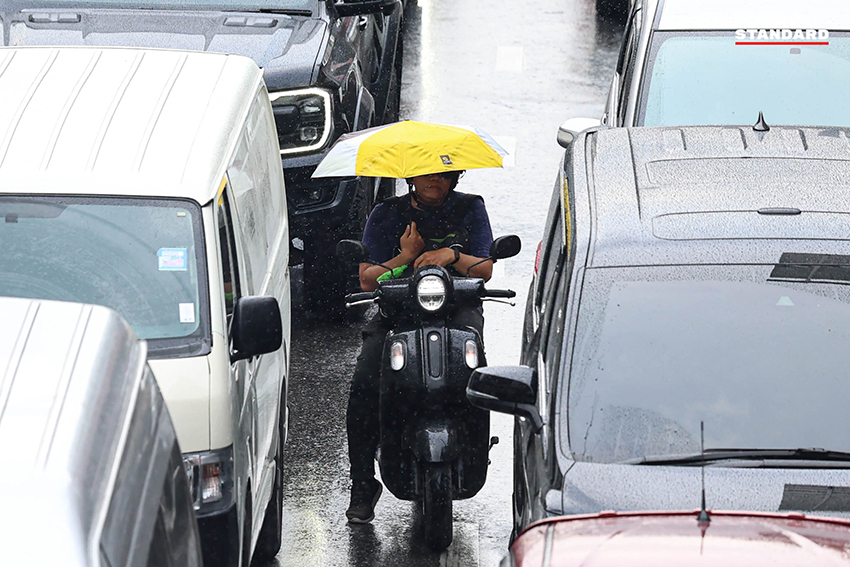 ภาพแสดงสภาพอากาศ กรุงเทพมหานครและปริมณฑล ที่มีแดดจัด อุณหภูมิสูง สลับกับฝนฟ้าคะนอง พร้อมคำเตือนจากกรมอุตุนิยมวิทยา 4