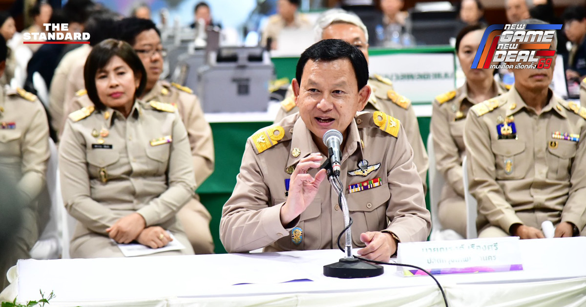 เจ้าหน้าที่กำลังนับคะแนนเลือกตั้งและประชามติ ณ หน่วยเลือกตั้งแห่งหนึ่งในกรุงเทพมหานคร