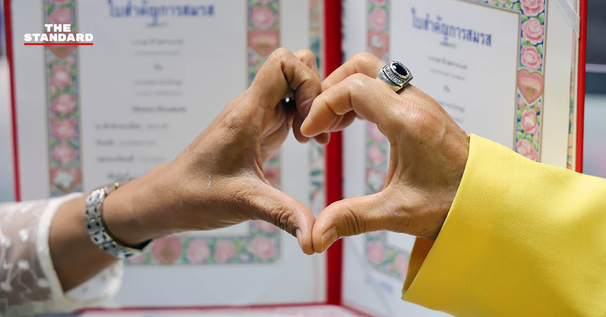 คู่รักจดทะเบียนสมรสในวันวาเลนไทน์ ที่สำนักงานเขตบางรัก พร้อมคู่รัก LGBTQ+ หลังกฎหมายสมรสเท่าเทียมมีผล