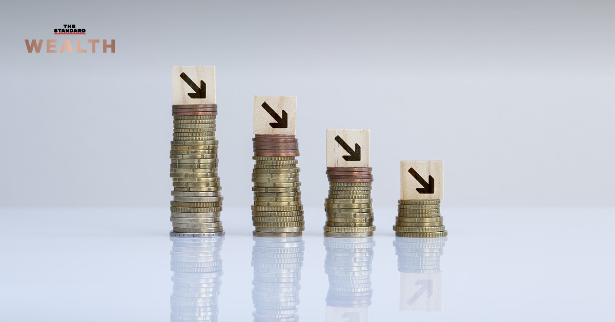 ภาพแสดงกราฟสินเชื่อหรือหนี้ครัวเรือนพร้อมตัวเลขและผู้คน สื่อถึงภาวะเศรษฐกิจและหนี้สินที่ท้าทาย