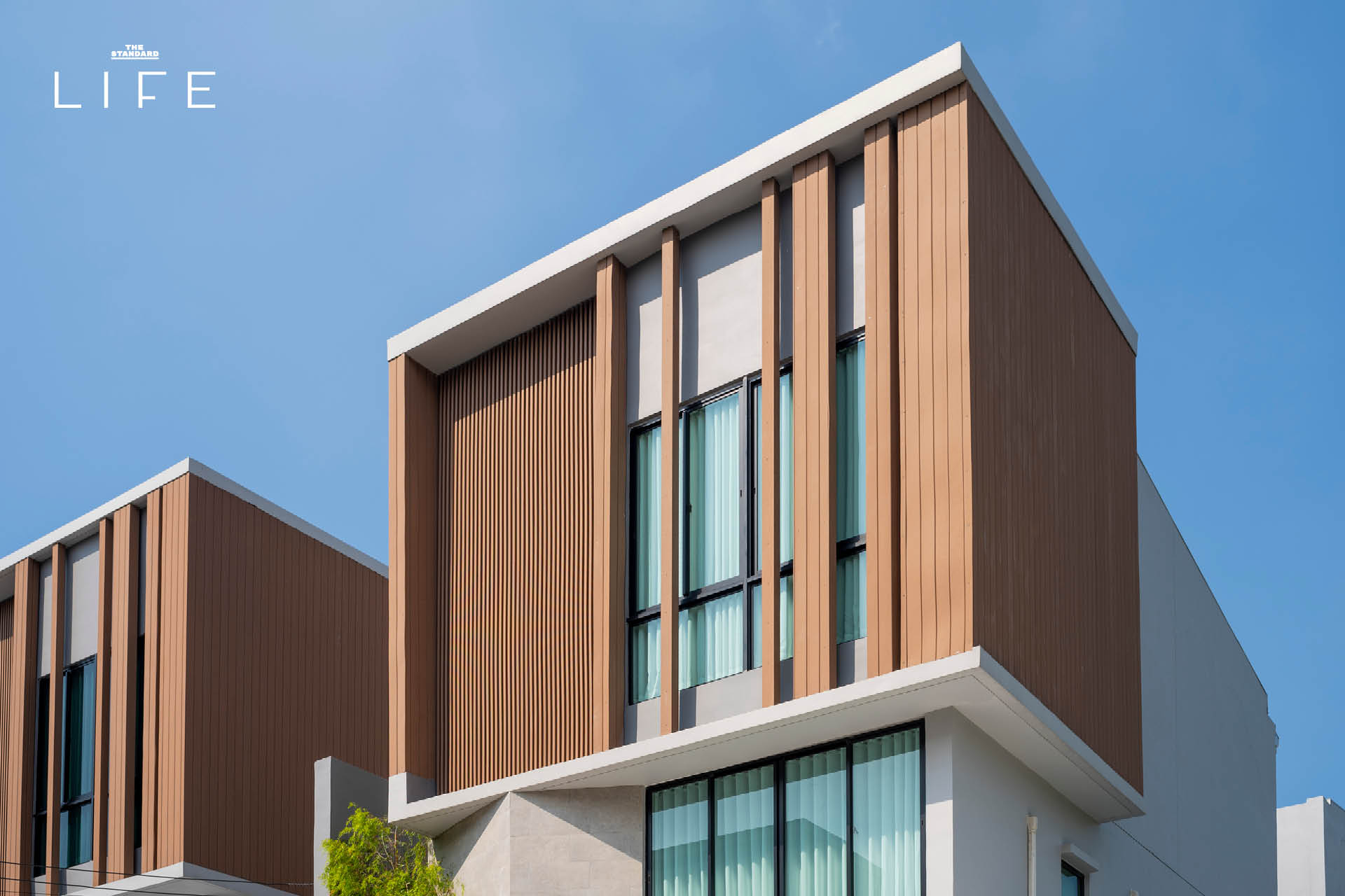 เบนซ์ ธนชาติ ยืนอยู่หน้าบ้านทาวน์โฮมสไตล์ Mid-Century Modern ที่เขาออกแบบเอง 1